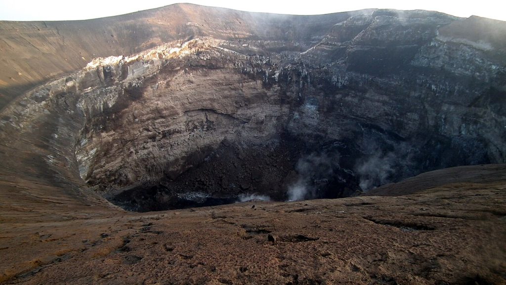 Crater_of_Ol_Doinyo_Lengai_(Jan_2011)